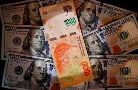 ¿Pagar en pesos o en dólares?